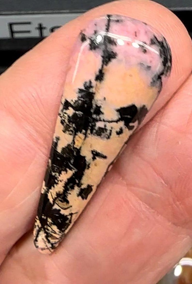 Rhodonite Gemstone Cabochon Natural Stone (35x13x4mm) afbeelding 4