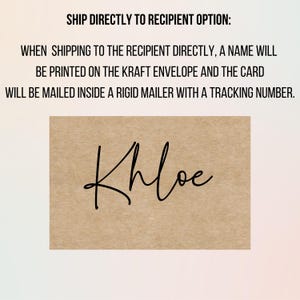 Może przedstawiać: Prostokątna kartka z papieru pakowego z imieniem Khloe napisanym czarną kursywą. Nad kartką znajduje się czarny tekst: SHIP DIRECTLY TO RECIPIENT OPTION: WHEN SHIPPING TO THE RECIPIENT DIRECTLY, A NAME WILL BE PRINTED ON THE KRAFT ENVELOPE.