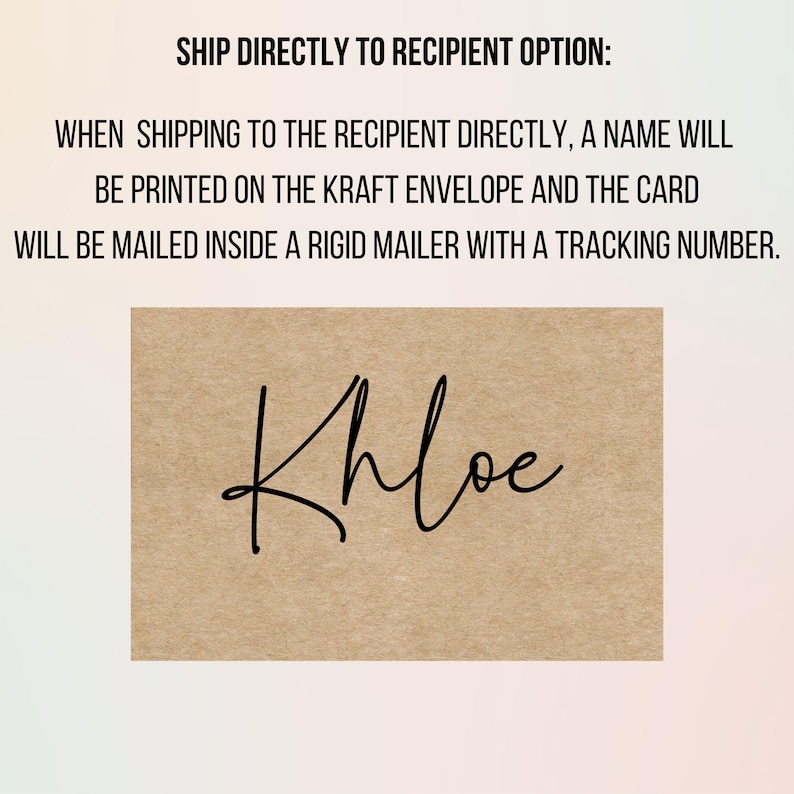 Może przedstawiać: Prostokątna kartka z papieru pakowego z imieniem Khloe napisanym czarną kursywą. Nad kartką znajduje się czarny tekst: SHIP DIRECTLY TO RECIPIENT OPTION: WHEN SHIPPING TO THE RECIPIENT DIRECTLY, A NAME WILL BE PRINTED ON THE KRAFT ENVELOPE.