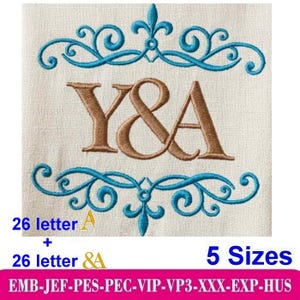 Pode incluir: Design bordado com as letras "Y&A" em castanho, emoldurado por floreios turquesa sobre um fundo creme. O texto indica 26 letras, 5 tamanhos e vários formatos de arquivo.