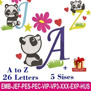 Peut inclure: Un motif de broderie numérique avec les lettres A, J et Z, chacune avec un panda et d'autres éléments décoratifs. Le motif comprend une fleur rose, des cœurs rouges et des étoiles jaunes. Le texte indique "A to Z 26 Letters 5 Sises".