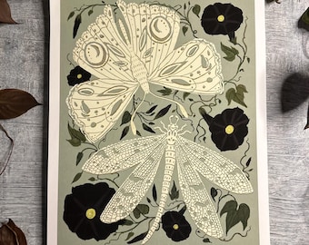 Può includere: Una stampa verde con una farfalla bianca e una libellula su uno sfondo verde con fiori neri. La stampa ha il testo "Butterfly and Dragonfly" in basso.