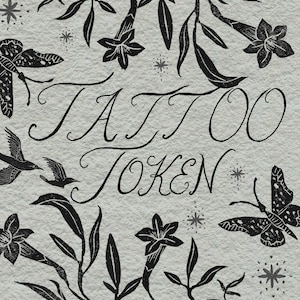Peut inclure: Illustration en noir et blanc d'un jeton de tatouage avec les mots "Tattoo Token" dans une police de caractères stylisée. L'illustration est entourée de motifs floraux et de papillons.