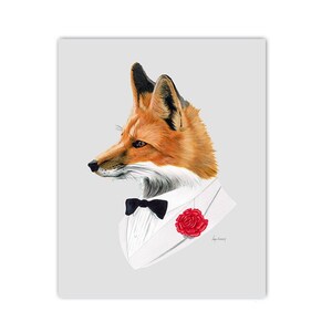 Puede incluir: Un zorro rojo con un esmoquin blanco, pajarita negra y un botón de rosa roja. El zorro mira hacia un lado con una expresión seria.