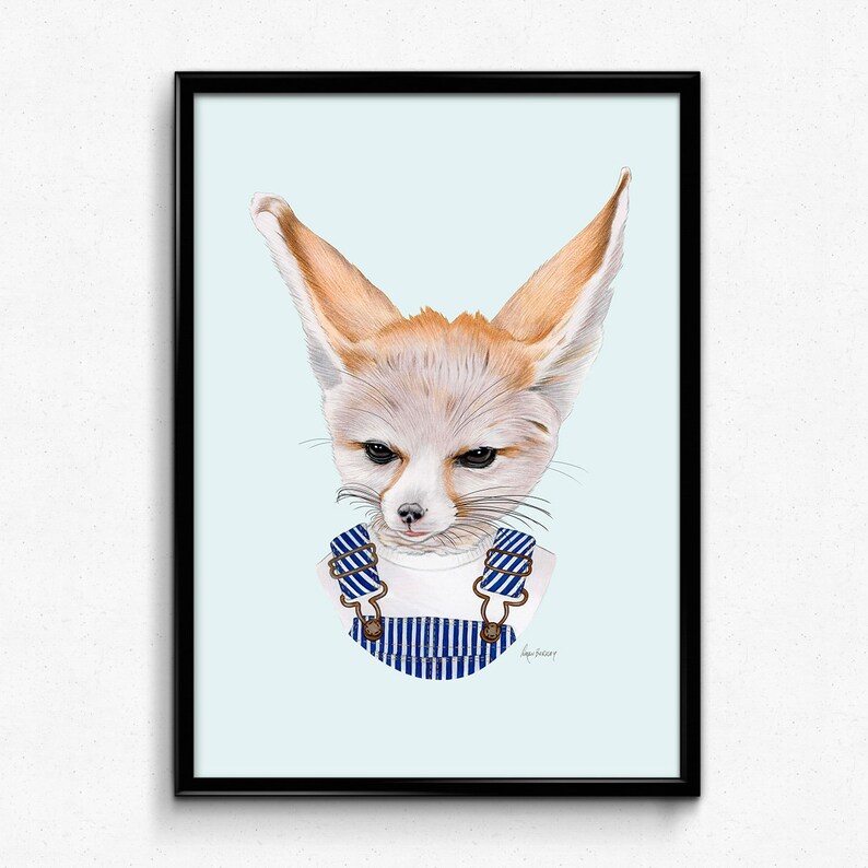 K&ouml;nnte beinhalten: Eine digitale Illustration eines Fenneks, der eine blau-wei&szlig; gestreifte Latzhose tr&auml;gt. Der Fuchs hat gro&szlig;e Ohren und einen m&uuml;rrischen Gesichtsausdruck. Der Hintergrund ist hellblau.