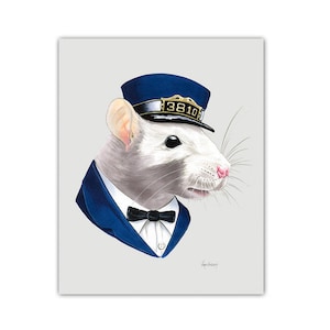 Peut inclure: Un rat blanc portant un chapeau de conducteur bleu avec un badge doré '3810', une veste de costume bleue et un nœud papillon noir.