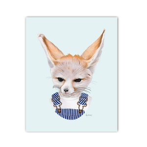 K&ouml;nnte beinhalten: Ein Fennek-Fuchs, der eine blau-wei&szlig; gestreifte Latzhose mit einem wei&szlig;en Hemd tr&auml;gt. Der Fuchs hat gro&szlig;e Ohren und einen m&uuml;rrischen Gesichtsausdruck. Der Hintergrund ist hellblau.