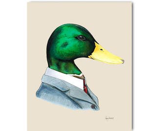 Puede incluir: Una ilustración de acuarela de un pato con un traje gris y una corbata roja. El pato tiene la cabeza verde y el pico amarillo.