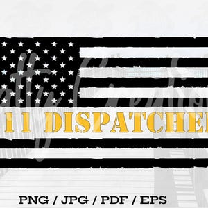 Può includere: Un design di bandiera americana invecchiato con le parole "911 Dispatcher" in testo giallo. La bandiera è nera e bianca con un aspetto invecchiato.