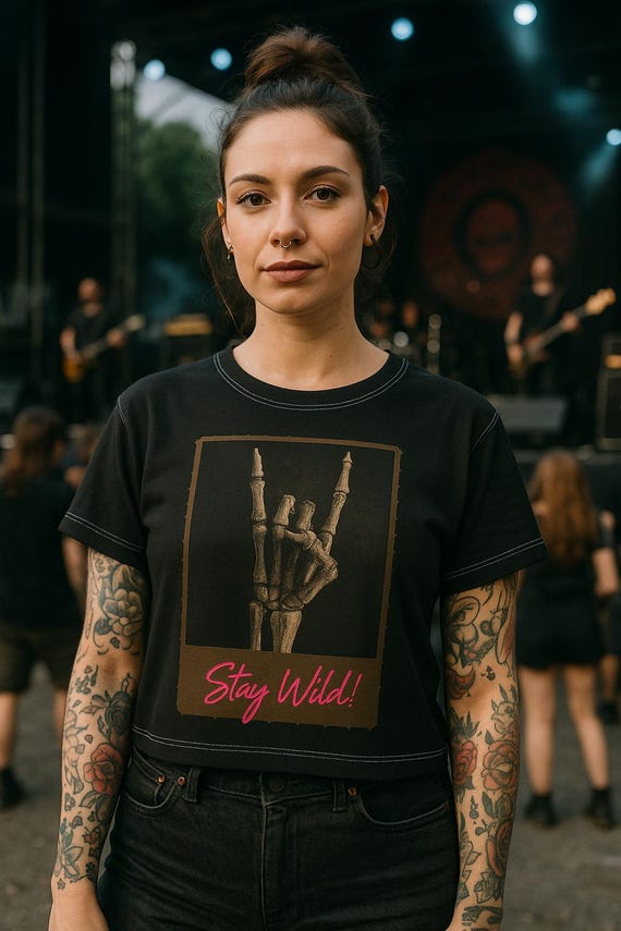 Camiseta corta con gráficos atrevidos: estilo punk, estilo rock