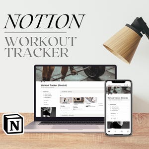 Pode incluir: Um laptop e um smartphone exibindo uma interface de rastreamento de treino, com o texto "NOTION WORKOUT TRACKER" no topo. Um logotipo preto e branco da letra "N" está no canto inferior esquerdo. Uma luminária de mesa de madeira está ao fundo.