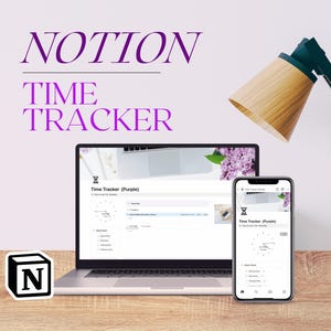 Puede incluir: Un portátil y un teléfono inteligente muestran una plantilla de seguimiento del tiempo de Notion con un icono de reloj de arena morado. El texto "Time Tracker (Purple)" es visible en ambas pantallas. El portátil está sobre una superficie de madera con una lámpara en el fondo. El logotipo de Notion está en la esquina inferior izquierda de la imagen.