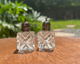 Kristall-Set aus quadratischen Salz- und Pfefferstreuern