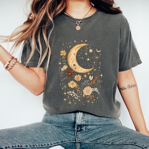 Comfort Colors® Mond & Wildblumen Shirt Cottagecore Graphic Tee, Botanisches Geschenk, Gartenliebhaber Ästhetik, übergroßes Vintage Sonne-Mond Shirt