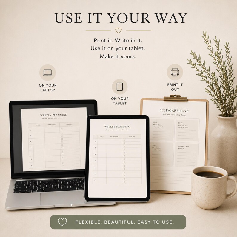 Op de afbeelding: Een digitale planner-set weergegeven op een laptopscherm, een tablet en een geprint vel op een klembord. De tekst luidt USE IT YOUR WAY, Print it. Write in it. Use it on your tablet. Make it yours. WEEKLY PLANNING, SELF-CARE PLAN en FLEXIBLE. BEAUTIFUL. EASY TO USE.