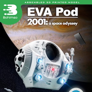 Könnte beinhalten: Ein weißes 3D-gedrucktes Modell der EVA-Kapsel aus dem Film 2001: Odyssee im Weltraum. Das Modell ist 8,9 cm lang und beinhaltet eine spezielle Grundplatte und einen 7,6 cm großen Laptop-Aufkleber. Das Modell ist zusammengebaut und bereit zum Ausstellen.