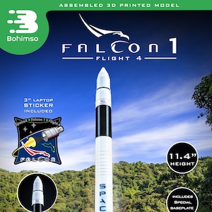 Könnte beinhalten: Ein zusammengebautes 3D-gedrucktes Modell einer SpaceX Falcon 1 Rakete, die auf einer Grundplatte steht. Die Rakete ist 29 cm hoch und hat ein schwarz-weißes Farbschema. Das Modell enthält einen 7,6 cm Laptop-Aufkleber.