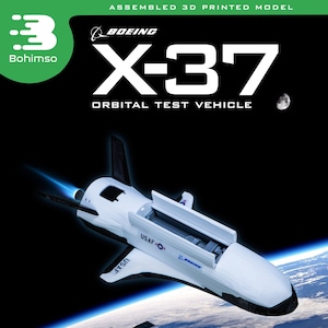 Op de afbeelding: Een 3D-geprint model van het Boeing X-37 Orbital Test Vehicle, een wit ruimtevaartuig met een zwarte neuskegel en een zwart-wit US Air Force logo aan de zijkant. Het model is geassembleerd en bevat een speciale basisplaat en zeer gedetailleerde onderdelen. Het model is geplaatst tegen een achtergrond van een donkerblauwe lucht met een kleine maan in de rechterbovenhoek.
