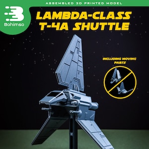 Könnte beinhalten: Ein graues 3D-gedrucktes Modell eines Lambda-Klasse T-4a-Shuttles aus Star Wars. Das Modell ist zusammengebaut und enthält bewegliche Teile. Der Text "ASSEMBLED 3D PRINTED MODEL" und "LAMBDA-CLASS T-HA SHUTTLE" ist auf dem Bild zu sehen.