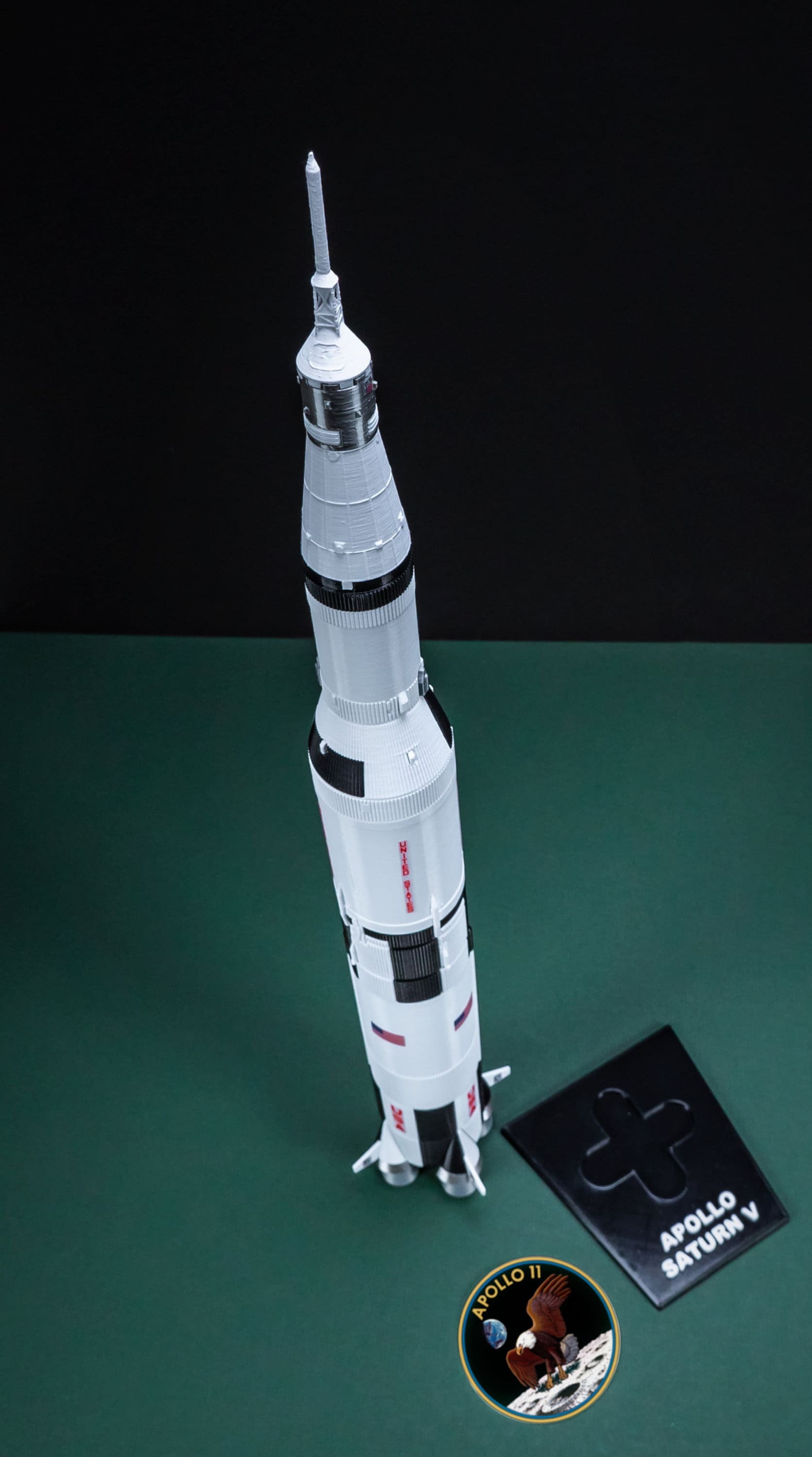 サターンV（サターン5型）のレプリカフィギュア アポロ11ミッションパッチ付き サターンVアポロ | NASA月面着陸ミッション | 高さ21インチの模型