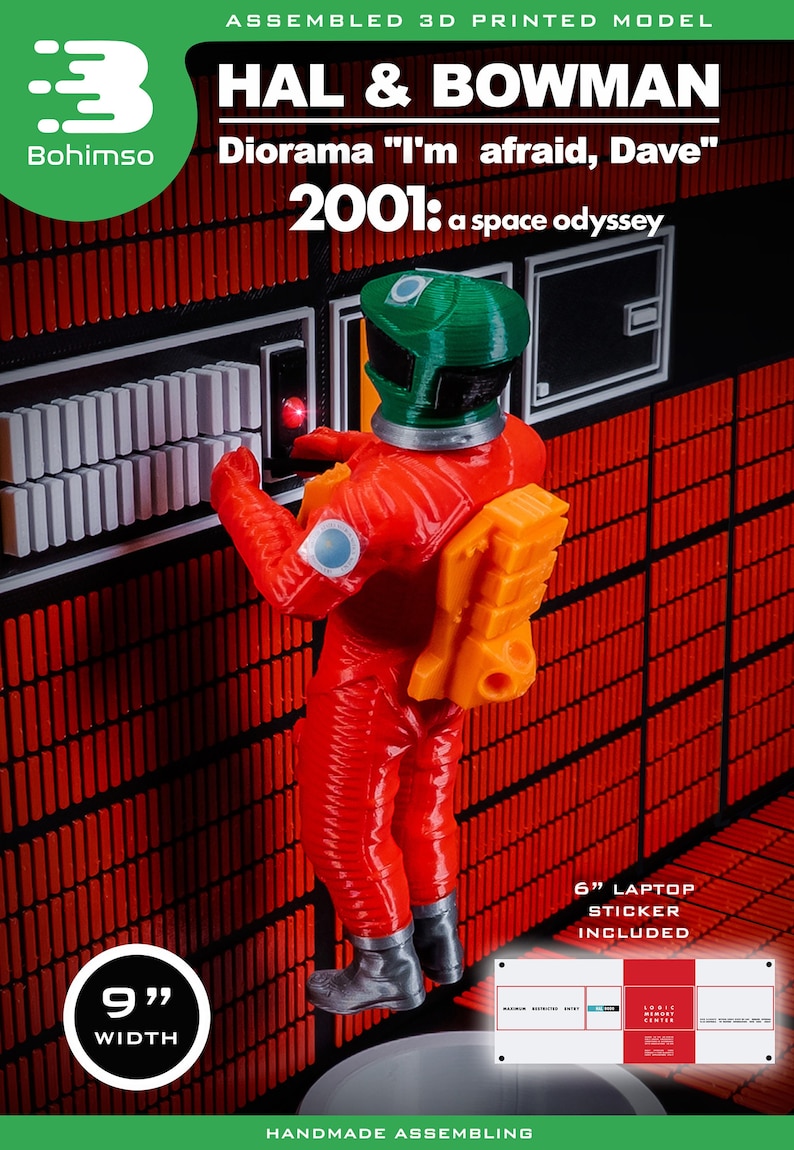 Op de afbeelding: Een 3D-geprint model van een diorama met een figuur in een rood ruimtepak en een groene helm, die voor een rood en zwart paneel met witte knoppen staat. Het diorama is getiteld "HAL & BOWMAN" en "2001: a space odyssey". Het diorama is 23 cm breed.