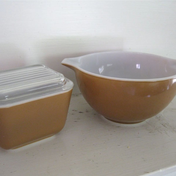 Vintage Pyrex Mixing Bowl - Covered Dish - Cocoa Brown