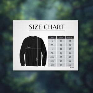 Puede incluir: Una sudadera negra con una tabla de tallas. La tabla muestra las medidas de pecho y largo en pulgadas para las tallas S a 4XL. El texto "SIZE CHART" est&aacute; en la parte superior.