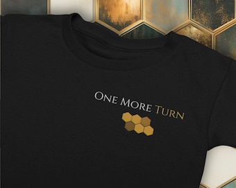 Camiseta "One More Turn" inspirada en Civilization, camiseta unisex minimalista de algodón con cuello redondo en color negro.