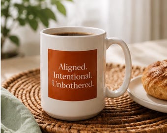 Taza "Alineada, Intencional, Sin Preocupaciones" / Taza de café con afirmación de 443 ml / Regalo motivacional para ella / Taza estética de autocuidado / Taza con cita positiva