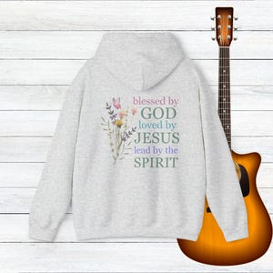 Felpa con cappuccio cristiana, felpa con cappuccio per ragazza cattolica, felpa con cappuccio della fede, abbigliamento religioso boho, felpa con cappuccio per donna con versetto della Bibbia e abbigliamento per ragazze di Gesù. immagine 7
