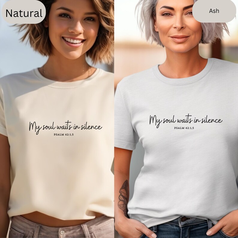 Op de afbeelding: Twee vrouwen dragen T-shirts met de tekst "My soul waits in silence, Psalm 62:1.5". Het T-shirt links is naturel en het T-shirt rechts is asgrijs.