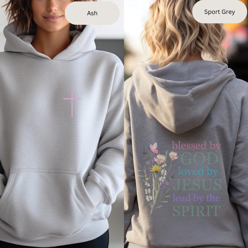 Pu&ograve; includere: Una felpa con cappuccio grigia con una croce rosa sul davanti e il testo "blessed by GOD loved by JESUS lead by the SPIRIT" con accenti floreali sul retro.