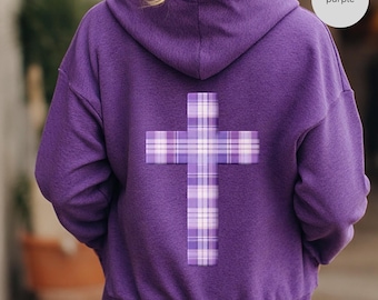 Könnte beinhalten: Ein lila Kapuzenpullover mit einem karierten Kreuzdesign auf dem Rücken. Das Kreuz hat ein Muster aus weißen, hellvioletten und dunkelvioletten Linien. Der Hoodie hat eine Kapuze und eine lockere Passform.