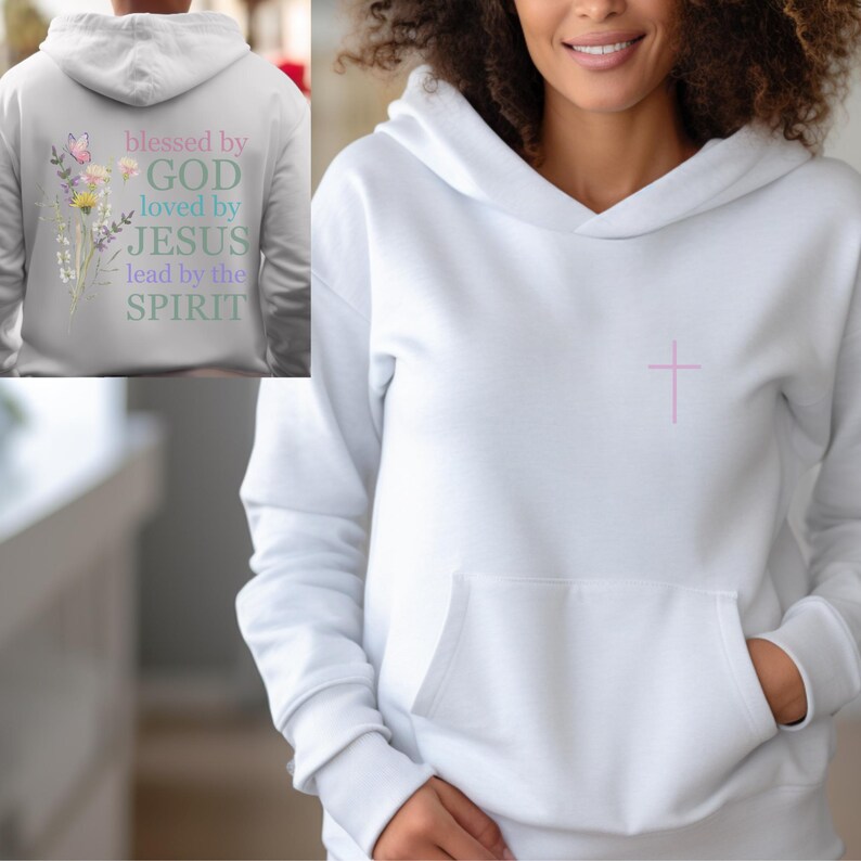 Pu&ograve; includere: Felpa con cappuccio bianca con una croce rosa sul davanti e il testo "blessed by GOD loved by JESUS lead by the SPIRIT" sul retro.