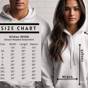 Pu&ograve; includere: Tabella delle taglie per una felpa con cappuccio unisex Gildan 18500. La tabella mostra la larghezza, la lunghezza e la lunghezza della manica in pollici per le taglie XS a 5XL.