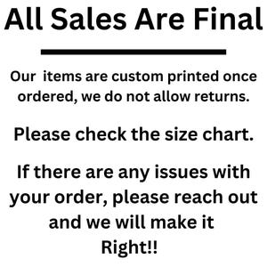 Op de afbeelding: Zwart-witte tekst op een witte achtergrond met de tekst "All Sales Are Final". Onder de tekst bevindt zich een zwarte lijn. De tekst gaat verder: "Onze artikelen worden op maat bedrukt zodra ze besteld zijn, daarom accepteren we geen retouren. Controleer de maattabel. Als u problemen heeft met uw bestelling, neem dan contact met ons op. We zullen ons best doen om u te helpen."