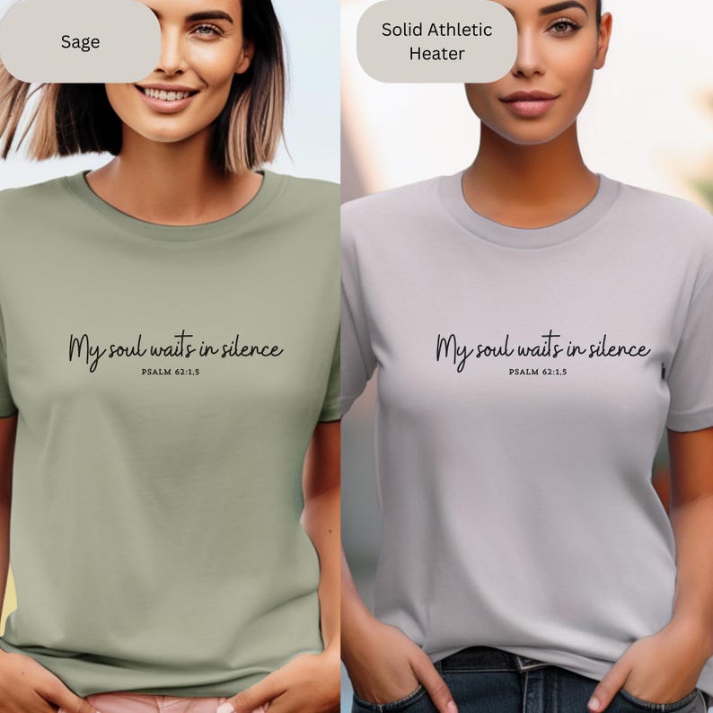 Op de afbeelding: Twee T-shirts met de tekst "My soul waits in silence" en "PSALM 62:1.5" erop gedrukt. Een T-shirt is saliegroen en de andere is lichtgrijs.