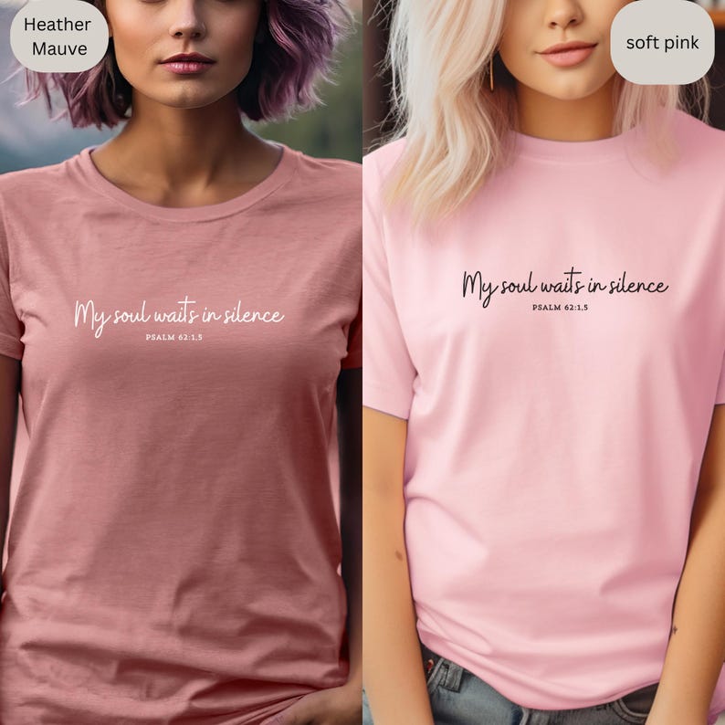 Op de afbeelding: Twee T-shirts met de tekst "My soul waits in silence" en de bijbelverwijzing "PSALM 62:1.5". Het shirt aan de linkerkant is heidepaars en het shirt aan de rechterkant is zacht roze.