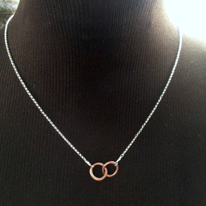 Bronze Tiny Two Circle Necklace Infinity Entwined Together Figure 8 8th & 19th Anniversary Gift Custom Message Jewelry Card imagem 4