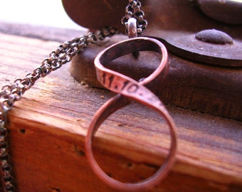 Collier infini personnalisé en bronze nom ou date ou initiales estampés à la main Collier infini cadeau 8e anniversaire pour lui PERSONNALISÉ