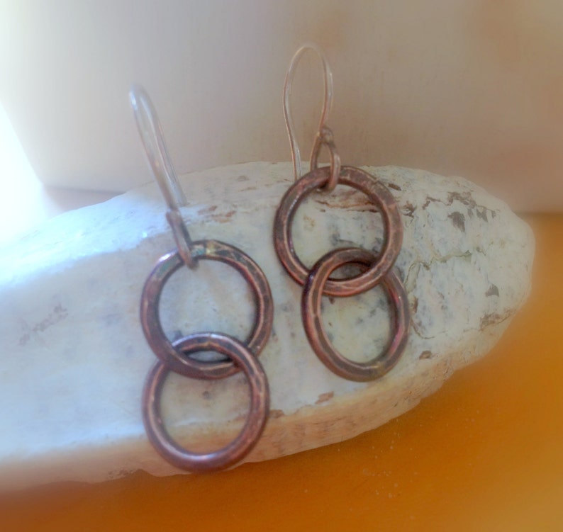 Boucles d'oreilles d'anniversaire en bronze Deux petits cercles ensemble Boucles d'oreilles infini Cadeau d'anniversaire pour les 8e et 19e ans Message personnalisé Carte de bijoux image 1