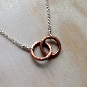 Bronze Tiny Two Circle Necklace Infinity Entwined Together Figure 8 8th & 19th Anniversary Gift Custom Message Jewelry Card imagem 1