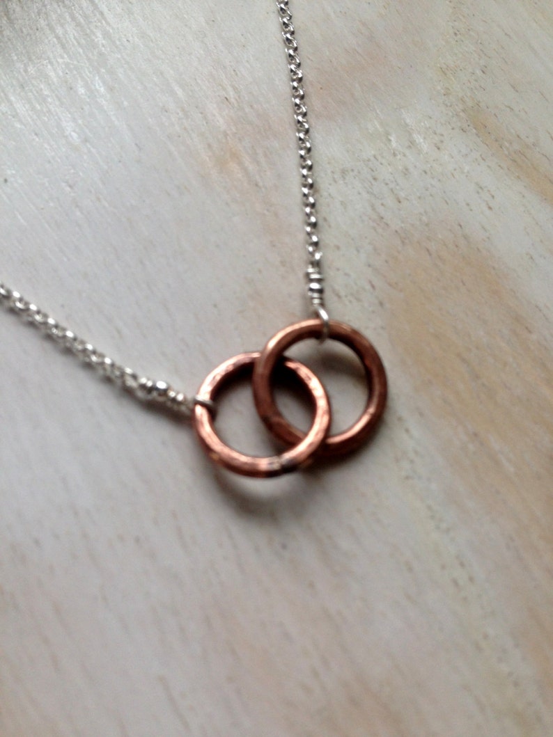 Bronze Tiny Two Circle Necklace Infinity Entwined Together Figure 8 8th & 19th Anniversary Gift Custom Message Jewelry Card imagem 1