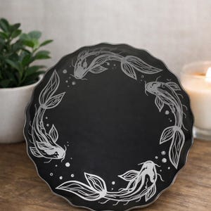 Plato para velas con pez koi grabado a mano