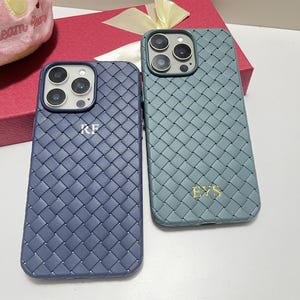 Custodia per telefono in pelle vegana con iniziali personalizzate, custodia per iPhone in pelle intrecciata, custodia per telefono in pelle personalizzata, design del nome dell'iPhone, regalo