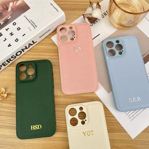 Op maat gemaakt iPhone-hoesje met reliëf, gepersonaliseerde leren tas, initialen gravure telefoonhoes, monogram gegraveerd veganistisch leren telefoonhoes, cadeau-idee