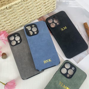 Suède iPhone-hoesje voor iPhone 15 Pro 14 Pro Max 13 12, monogram initialen gegraveerd suède telefoon beschermhoes aangepast cadeau voor haar