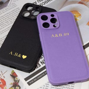 Aangepaste iPhone-hoes voor iPhone 16 15 Pro 14 Pro Max 13 12, monogram initialen gegraveerd lederen telefoon beschermhoes aangepast cadeau voor haar