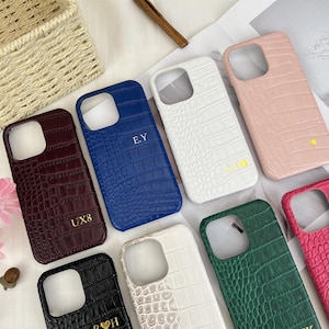 Étui pour téléphone en cuir de crocodile avec initiales, étui pour téléphone avec prénom/initiales personnalisées, étui pour téléphone en cuir souple, étui pour iPhone personnalisé, cadeau pour elle
