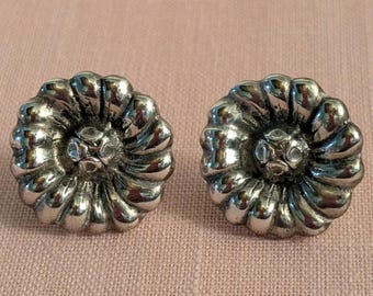 Pendientes vintage de plata esterlina con forma de flor de crisantemo abovedada y cierre de rosca, de la década de 1940.